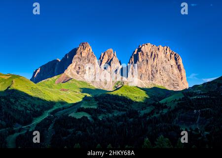 Gipfel von Plattkofel, Grohmannspitze und Langkofel, von unterhalb des Pordoi-Passes bei Sonnenaufgang gesehen. Stockfoto