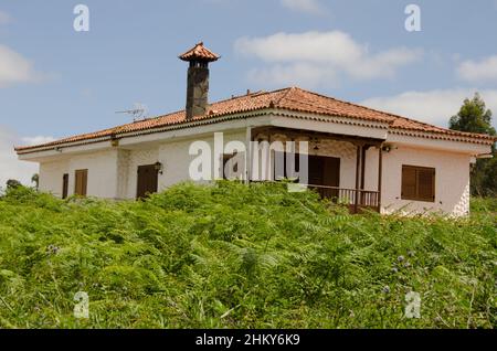 Valleseco, 20. März 2021: Landhaus umgeben von Vegetation auf Gran Canaria. Kanarische Inseln. Spanien. Stockfoto