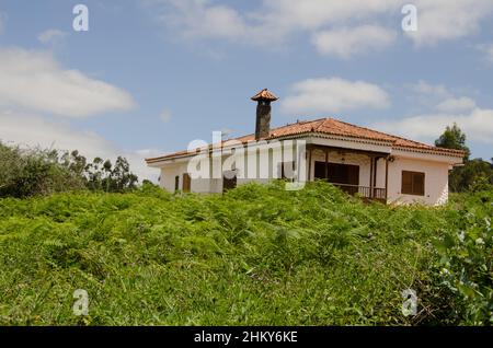 Valleseco, 20. März 2021: Landhaus umgeben von Vegetation auf Gran Canaria. Kanarische Inseln. Spanien. Stockfoto