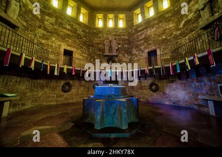 Innenansicht des Cimitero militare tedesco del Passo Pordoi, einem Grabmal des Deutschen Krieges in der Nähe des Pordoi-Passes. Stockfoto