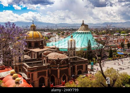 Alte und neue Basilika, Basilica de Nuestra Senora de Guadalupe, Unsere Liebe Frau von Guadalupe, Mexiko-Stadt. Nordamerika Stockfoto