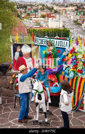 Familie, die ein Foto in der Basilika unserer Lieben Frau von Guadalupe, Mexiko-Stadt macht. Nordamerika Stockfoto