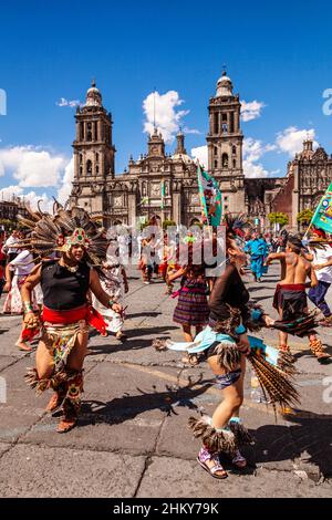 Einheimische mexikaner führen einen traditionellen Tanz in Kostümen, Metropolitan Cathedral (Catedral Metropolitana de la Asuncion de Maria), Plaza de la Constituc Stockfoto