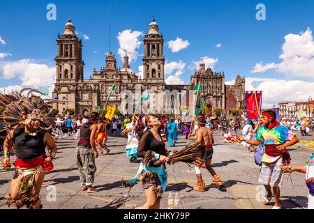 Einheimische mexikaner führen einen traditionellen Tanz in Kostümen, Metropolitan Cathedral (Catedral Metropolitana de la Asuncion de Maria), Plaza de la Constituc Stockfoto