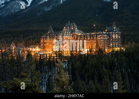 Banff Springs Hotel in der Winternacht. Blick vom Surprise Corner Viewpoint. Banff National Park, Canadian Rockies. Alberta, Kanada. Stockfoto