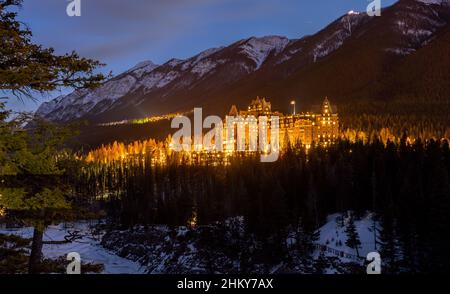 Banff Springs Hotel in der Winternacht. Blick vom Surprise Corner Viewpoint. Banff National Park, Canadian Rockies. Alberta, Kanada. Stockfoto