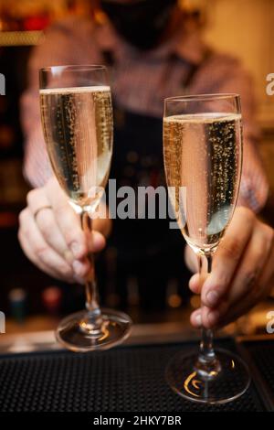 Nahaufnahme eines Glases Champagner aus einer Flasche Stockfoto