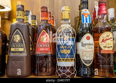 Verschiedene alkoholische Flaschengetränke in einer Bar Stockfoto