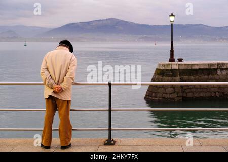 Alter Mann mit Meerblick. Bahia de Santander. Kantabrischen Meer, Kantabrien, Spanien, Europa Stockfoto