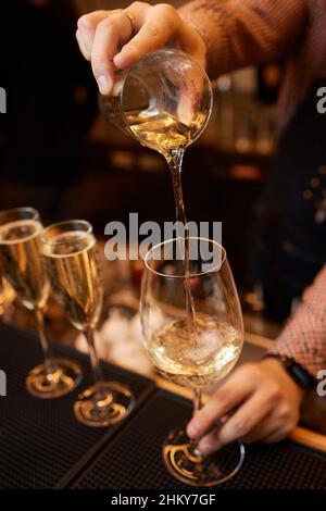 Nahaufnahme eines Glases Champagner aus einer Flasche Stockfoto