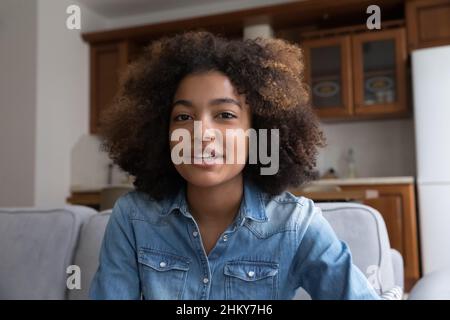 Hübsches Gen Z afroamerikanisches Vlogger-Mädchen, das die Kamera anschaut Stockfoto