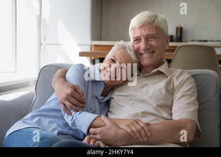 Glücklich grauhaarig reifen Paar Hause offen Porträt Stockfoto