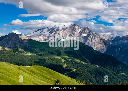 Der Gipfel der Marmolada, Marmolata, vom Sellapass aus gesehen. Stockfoto
