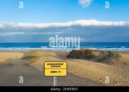 Strandbereich wegen Corona covid-19 geschlossen, deutscher Text für Strand geschlossen Stockfoto