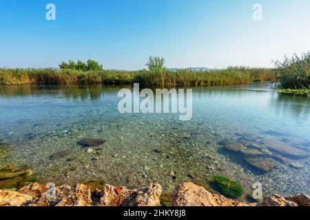 Kristallklare Sicht auf den Azmak-Fluss in Akyaka. Akyaka (Gokova) ist ein Küstenstädtchen der Provinz Mugla im Südwesten der Türkei. Stockfoto