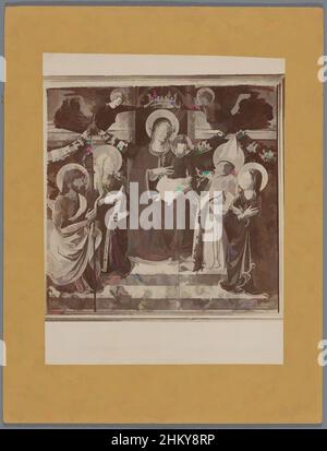 Kunst inspiriert durch Fotoreproduktion eines Gemäldes von B. Gozzoli, das Maria mit Kind zwischen Heiligen und Engeln darstellt, S. GIMIGNANO Chiesa della Collegiata. La Madonna col Bambino Gesù, ai lati Santi e Sante., Alinari, nach: Benozzo Gozzoli, Collegiata Santa Maria Assuntaafter: Italy, c, Klassische Werke, die von Artotop mit einem Schuss Moderne modernisiert wurden. Formen, Farbe und Wert, auffällige visuelle Wirkung auf Kunst. Emotionen durch Freiheit von Kunstwerken auf zeitgemäße Weise. Eine zeitlose Botschaft, die eine wild kreative neue Richtung verfolgt. Künstler, die sich dem digitalen Medium zuwenden und die Artotop NFT erschaffen Stockfoto