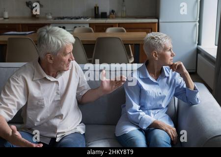 Gestresst verärgert reifes Paar, das durch Konflikt geht Stockfoto