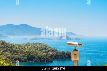 Wunderschöne Aussicht auf Katranci Bay mit Ferngläsern in Fethiye. Fethiye ist eine Stadt und ein Bezirk der Provinz Mugla in der ägäischen Region der Türkei. Stockfoto