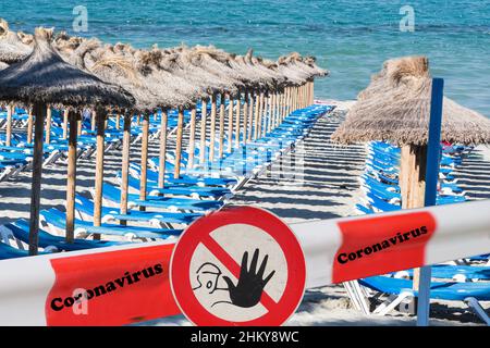 Strandbereich wegen Corona covid-19 geschlossen, deutscher Text für Strand geschlossen Stockfoto