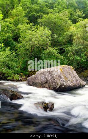 Großer Felsen im Stalheimselvi bei Stalheim Stockfoto