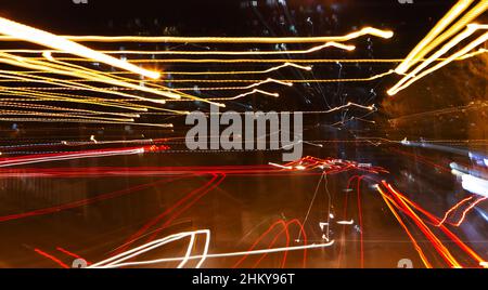 Abstrakter urbaner Hintergrund mit hellen Spuren. Neues Technologiekonzept. Konzept der Informations- und Kommunikationstechnologie. Unscharfer selektiver Fokus. Stockfoto