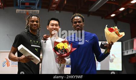 L-R der zweite platzierte JuVaughn Harrison aus den USA, der Sieger Woo Sang-hyeok aus Korea und der dritte platzierte Luis Enrique Zayas aus Kuba posieren nach dem Hochsprungrennen der Männer während des Hustopecske skakni-Treffens im Rahmen der World Indoor Tour in Hustopece, Tschechien, 5. Februar 2022. (CTK Photo/Igor Zehl) Stockfoto