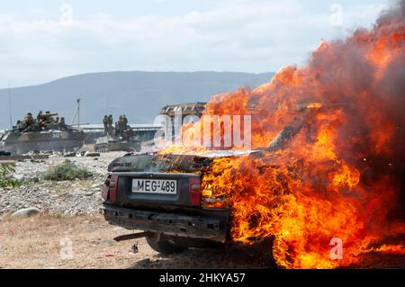 Ein ziviles Fahrzeug geht in Flammen auf, nachdem es während des russisch-georgischen Krieges im August 2008 in der Nähe der Stadt Gori von russischen Streitkräften getroffen wurde Stockfoto