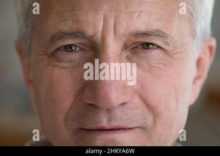 Gesicht eines reifen älteren Mannes mit braunen Augen, Falten Stockfoto