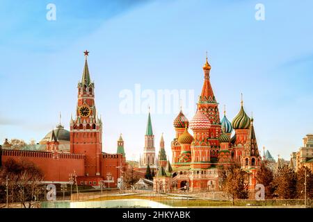 Moskauer Kreml und Basilius-Kathedrale auf dem Roten Platz in Moskau, Russland. Stockfoto