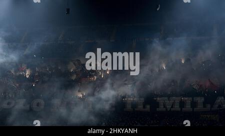 Mailand, Italien. 05. Februar 2022. Fans des AC Mailand zeigen ihre Unterstützung beim Fußballspiel der Serie A zwischen dem FC Internazionale und dem AC Mailand. Kredit: Nicolò Campo/Alamy Live Nachrichten Stockfoto