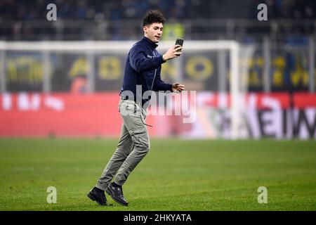 Mailand, Italien. 05. Februar 2022. Ein Eindringling auf dem Spielfeld ist während des Fußballspiels der Serie A zwischen dem FC Internazionale und dem AC Mailand zu sehen. Kredit: Nicolò Campo/Alamy Live Nachrichten Stockfoto