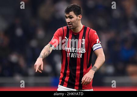 Mailand, Italien. 05. Februar 2022. Alessio Romagnoli vom AC Mailand Gesten während des Fußballspiels der Serie A zwischen dem FC Internazionale und dem AC Mailand. Kredit: Nicolò Campo/Alamy Live Nachrichten Stockfoto