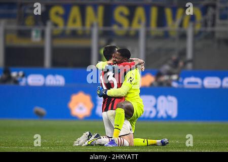 Mailand, Italien. 05. Februar 2022. Alessio Romagnoli vom AC Mailand feiert mit Mike Maignan vom AC Mailand während des Fußballspiels der Serie A zwischen dem FC Internazionale und dem AC Mailand. Kredit: Nicolò Campo/Alamy Live Nachrichten Stockfoto