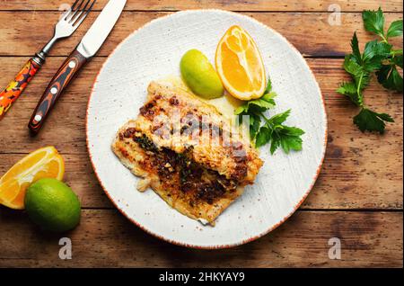 Appetitlich gebackener Fisch, gebratener Zander in Orangensauce. Stockfoto