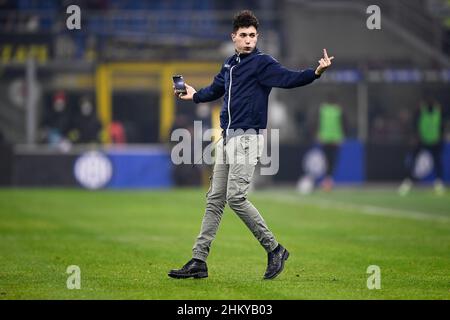 Mailand, Italien. 05. Februar 2022. Ein Eindringling auf dem Spielfeld ist während des Fußballspiels der Serie A zwischen dem FC Internazionale und dem AC Mailand zu sehen. Kredit: Nicolò Campo/Alamy Live Nachrichten Stockfoto