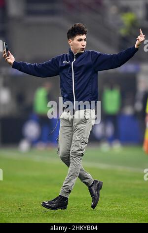 Mailand, Italien. 05. Februar 2022. Ein Eindringling auf dem Spielfeld ist während des Fußballspiels der Serie A zwischen dem FC Internazionale und dem AC Mailand zu sehen. Kredit: Nicolò Campo/Alamy Live Nachrichten Stockfoto