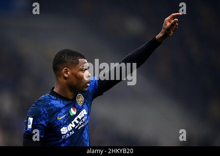 Mailand, Italien. 05. Februar 2022. Denzel Dumfries vom FC Internazionale zeigt sich während des Fußballspiels der Serie A zwischen dem FC Internazionale und dem AC Mailand. Kredit: Nicolò Campo/Alamy Live Nachrichten Stockfoto