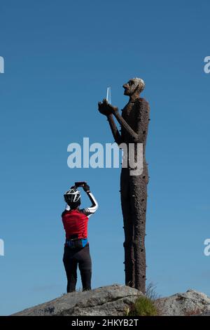 Touristen fotografieren die Statue des Mannes aus dem Meer, Bo Dorf, Vesteralen Inseln, Norwegen. Stockfoto
