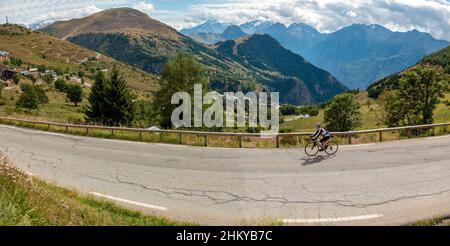 Reife weibliche Radfahrer absteigend Der klassische Aufstieg in Alpe d'Huez, die Französischen Alpen. Stockfoto