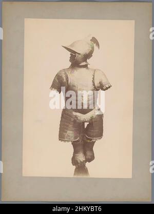 Von der Rüstung inspirierte Kunst mit Helm, 1850 - 1900, fotografische Unterstützung, Karton, Albumin-Druck, Höhe 345 mm × Breite 258 mm, Classic Works modernisiert von Artotop mit einem Schuss Modernität. Formen, Farbe und Wert, auffällige visuelle Wirkung auf Kunst. Emotionen durch Freiheit von Kunstwerken auf zeitgemäße Weise. Eine zeitlose Botschaft, die eine wild kreative neue Richtung verfolgt. Künstler, die sich dem digitalen Medium zuwenden und die Artotop NFT erschaffen Stockfoto