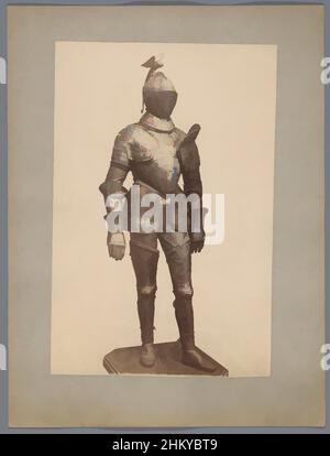 Kunst inspiriert von der Rüstung mit Helm, 1850 - 1900, fotografische Unterstützung, Karton, Albumin-Druck, Höhe 344 mm × Breite 259 mm, Classic Works modernisiert von Artotop mit einem Schuss Modernität. Formen, Farbe und Wert, auffällige visuelle Wirkung auf Kunst. Emotionen durch Freiheit von Kunstwerken auf zeitgemäße Weise. Eine zeitlose Botschaft, die eine wild kreative neue Richtung verfolgt. Künstler, die sich dem digitalen Medium zuwenden und die Artotop NFT erschaffen Stockfoto