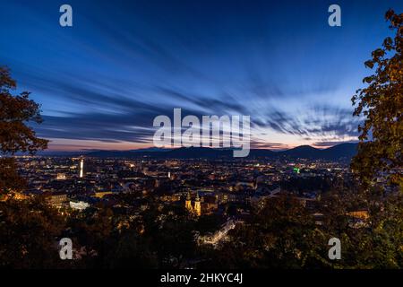 Graz, Österreich. Hauptplatz von oben in der Nacht während des Sommers. Stockfoto