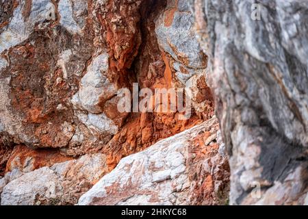 Nahaufnahme einer großen Felsformation und ihrer Textur. Stockfoto