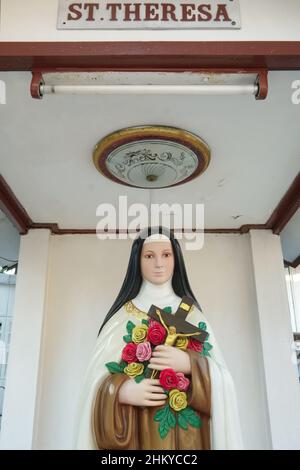 Eine Statue der heiligen Theresa in der portugiesischen Santa Cruz Kirche am Chao Phraya Fluss in Thonburi, Bangkok, Thailand Stockfoto