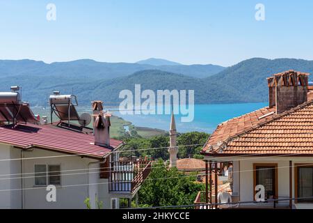 Panoramablick auf Akyaka (Gokova) Häuser mit Meeresblick. Akyaka ist ein Küstenstadtbezirk der Provinz Mugla im Südwesten der Türkei. Stockfoto