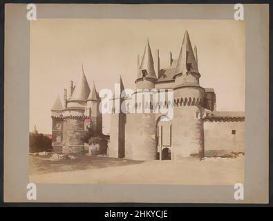 Kunst inspiriert von Blick auf das Schloss von VitréChateau de Vitré. La Tour Saint Laurent et le Châtelet, ND, Vitré, 1850 - 1900, Karton, Albumen Print, Höhe 259 mm × Breite 344 mm, Classic Works modernisiert von Artotop mit einem Schuss Moderne. Formen, Farbe und Wert, auffällige visuelle Wirkung auf Kunst. Emotionen durch Freiheit von Kunstwerken auf zeitgemäße Weise. Eine zeitlose Botschaft, die eine wild kreative neue Richtung verfolgt. Künstler, die sich dem digitalen Medium zuwenden und die Artotop NFT erschaffen Stockfoto