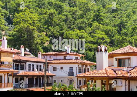 Ein Blick auf alte Häuser mit Ziegeldach im Wald. Traditionelle Akyaka Häuser Blick in Akyaka Dorf von Mugla, Türkei. Stockfoto