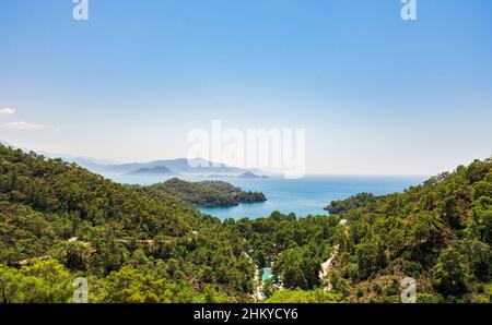 Panoramablick auf die Katranci Bay (Bucht) in Fethiye. Fethiye ist eine Stadt und ein Bezirk der Provinz Mugla in der ägäischen Region der Türkei. Stockfoto