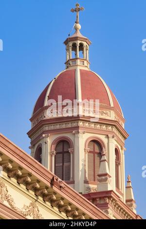 Der Turm der portugiesischen Santa Cruz Kirche am Chao Phraya Fluss in Thonburi, Bangkok, Thailand Stockfoto