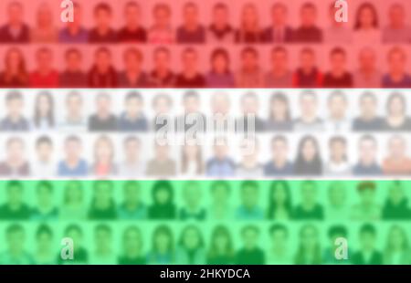 Portraits vieler Menschen auf dem Hintergrund der ungarischen Flagge. Das Konzept der Bevölkerung und des demografischen Zustands des Landes. Stockfoto